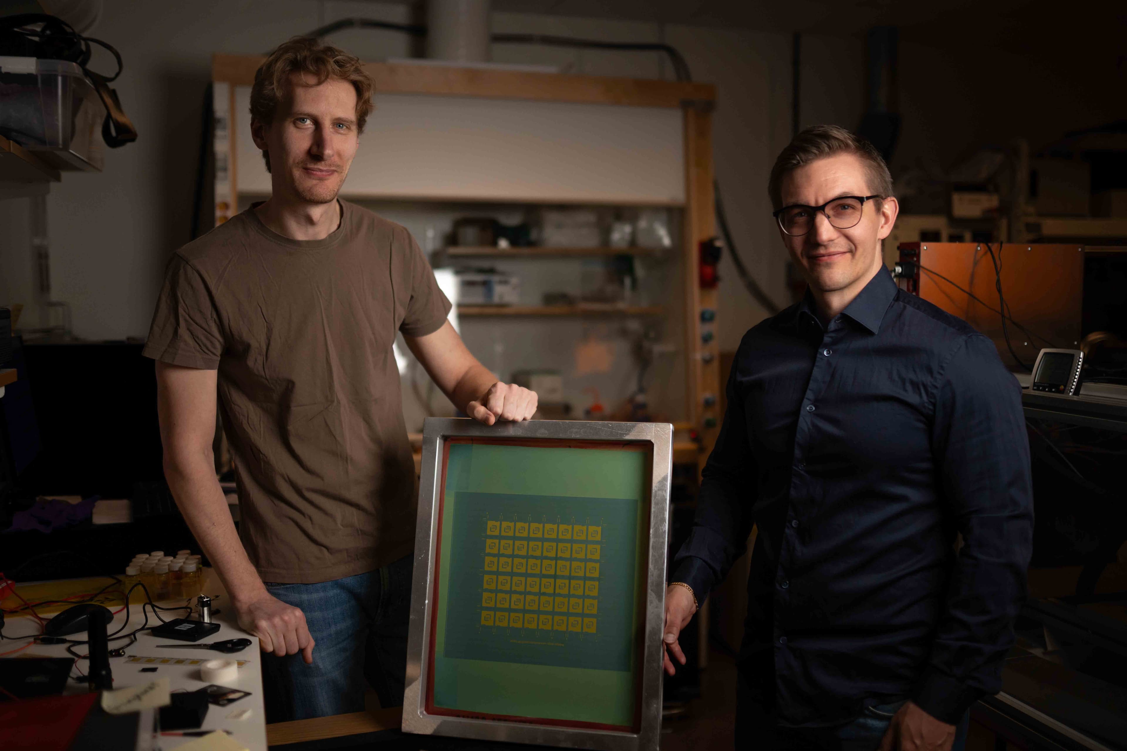 Curved LEC tile band lit by battery